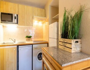 Fridge, microwave, dishwasher, coffee/tea maker