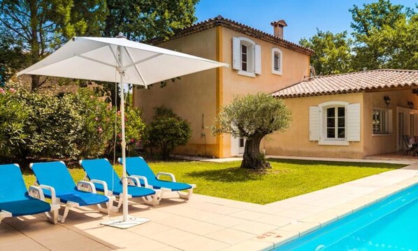 室內游泳池和室外游泳池