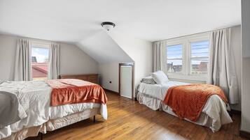 2 bedrooms, iron/ironing board, free WiFi, bed sheets