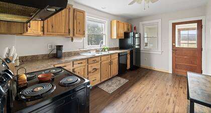 Charming 2-bedroom house in peaceful Hughesville with WiFi and Backyard