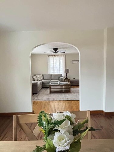 Bright and Simple Spacious Stay-Entire Home