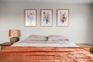 2 bedrooms, iron/ironing board, free WiFi, bed sheets