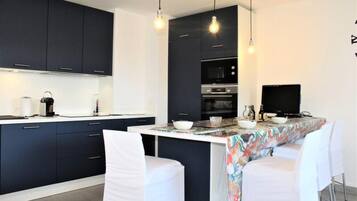 Lemari es, microwave, oven, dan mesin pencuci piring