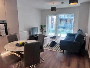 Smart TV, fireplace - The Ivy Abode 2 bedroom Apartment (Harlow)
