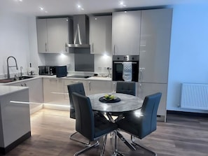 Fridge, microwave, oven, stovetop - The Ivy Abode 2 bedroom Apartment (Harlow)