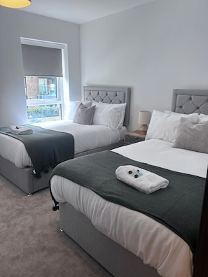 2 bedrooms, iron/ironing board, WiFi, bed sheets - The Ivy Abode 2 bedroom Apartment (Harlow)