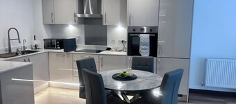 The Ivy Abode - Entire lovely 2-bedroom and two bathroom apartment with parking