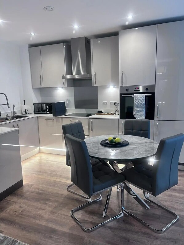 Fridge, microwave, oven, stovetop