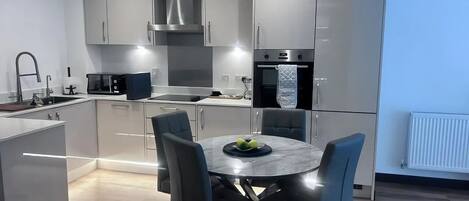 Refrigerador, microondas, horno, placa de cocina