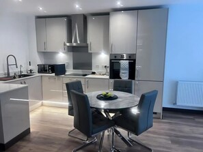 Fridge, microwave, oven, stovetop - The Ivy Abode 2 bedroom Apartment (Harlow)