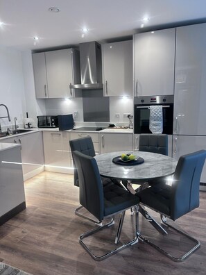 Køleskab, mikrobølgeovn, ovn, kogeplade