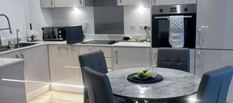 The Ivy Abode 2 bedroom Apartment/Parking