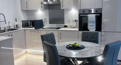 The Ivy Abode 2 bedroom Apartment/Parking