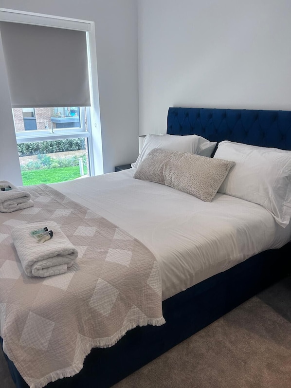 2 bedrooms, iron/ironing board, WiFi, bed sheets - The Ivy Abode 2 bedroom Apartment (Harlow)