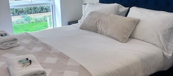 The Ivy Abode 2 bedroom Apartment/Parking