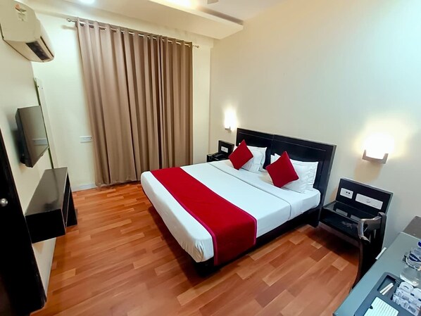 Habitación Deluxe, vista a la ciudad | Sábanas de algodón egipcio y ropa de cama de alta calidad 