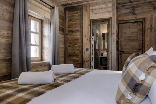 6 bedrooms, iron/ironing board, free WiFi, bed sheets