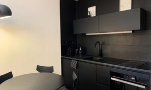 Kühlschrank, Wasserkocher, Kochgeschirr/Geschirr/Besteck