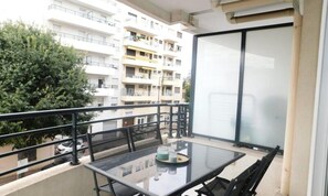 Outdoor dining - Apartments for 4 People (Antibes)