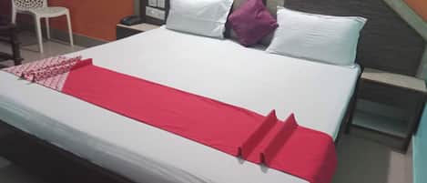 Meja kerja, Wi-Fi gratis, dan seprai linen