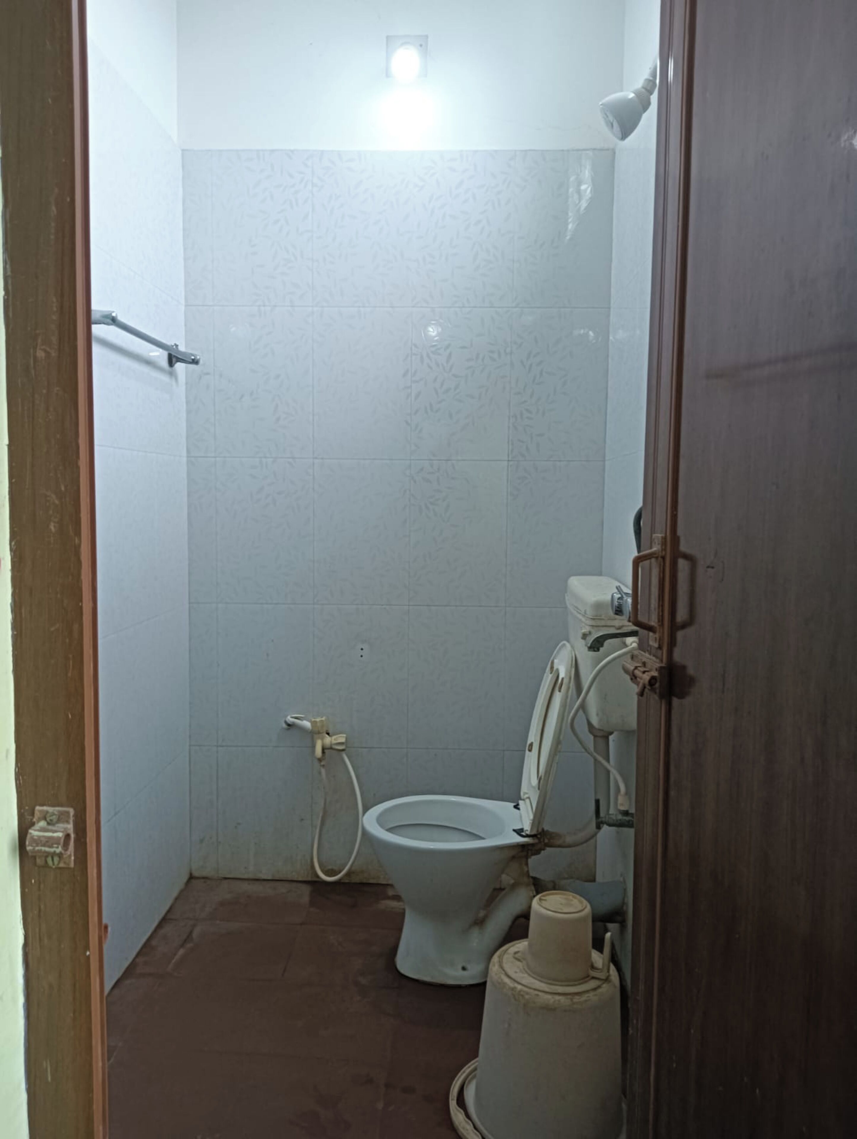 Shower, rainfall showerhead, free toiletries, towels