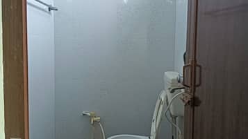 Shower, rainfall showerhead, free toiletries, towels