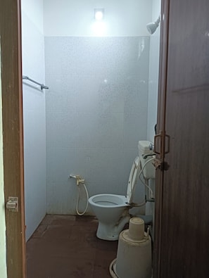 Chuveiro, chuveiro com efeito de chuva, produtos de toalete grátis