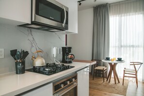 Geladeira, micro-ondas, fogão, cooktop