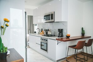 Een koelkast, een microgolfoven, een oven, een kookplaat