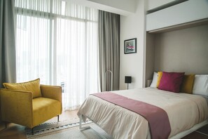 1 dormitorio, escritorio, tabla de planchar con plancha y cuna de viaje