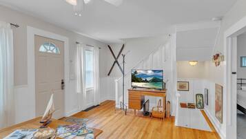 4 bedrooms, desk, free WiFi, bed sheets