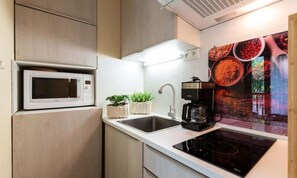 Pembancuh kopi/teh, cerek elektrik, pembakar roti 