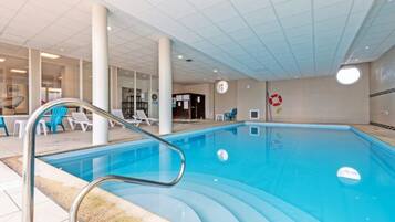 Kolam renang outdoor dan sebuah kolam renang air hangat