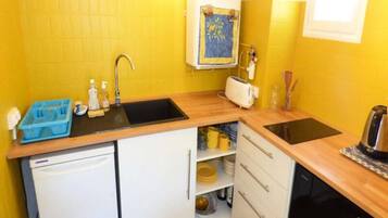 Coffee/tea maker, cookware/dishes/utensils