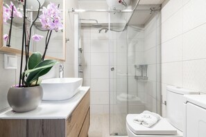 Haartrockner, Handtücher, Seife, Toilettenpapier