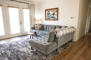 TV, books - large deck! Close to rivers and all shopping (Richland)