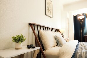 3 makuuhuonetta, työpöytä, silitysrauta/-lauta, vauvan matkasänky