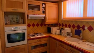 Microwave, oven, coffee/tea maker, electric kettle