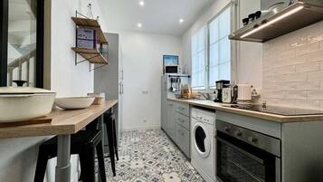 Fridge, dishwasher, coffee/tea maker, electric kettle