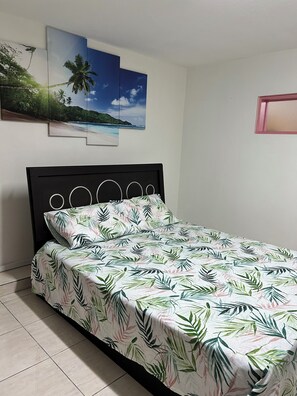 2 makuuhuonetta, silitysrauta/-lauta, Wi-Fi, vuodevaatteet