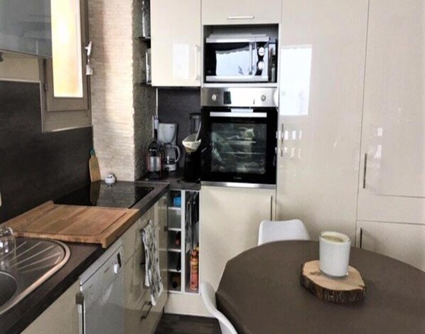 Geladeira, micro-ondas, fogão, lava-louças