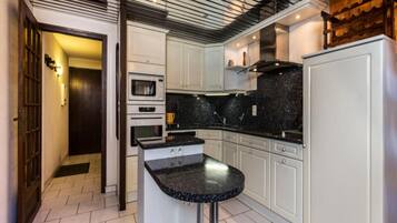 Lemari es, microwave, mesin pencuci piring, dan pemanggang roti