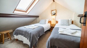 5 bedrooms, iron/ironing board, WiFi, bed sheets