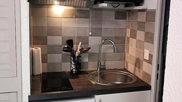 Lemari es, mesin pencuci piring, dan mesin pembuat kopi/teh