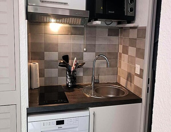 Fridge, dishwasher, coffee/tea maker, electric kettle