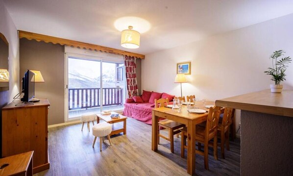 Interior - 3 Rooms for 8 People (Germ)