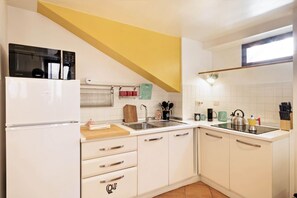 Fridge, microwave, stovetop, coffee/tea maker - TrastevereHome - Secret Balcony in the Heart of Rome Trastevere (Rome)