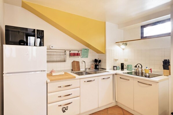 Fridge, microwave, stovetop, coffee/tea maker