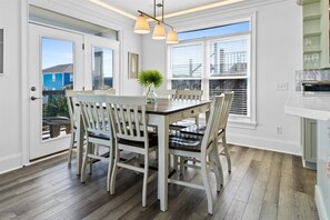 Dining - Ocean Views I Sleeps 12 I Walk to Beach I Pool (Ocean Isle Beach)