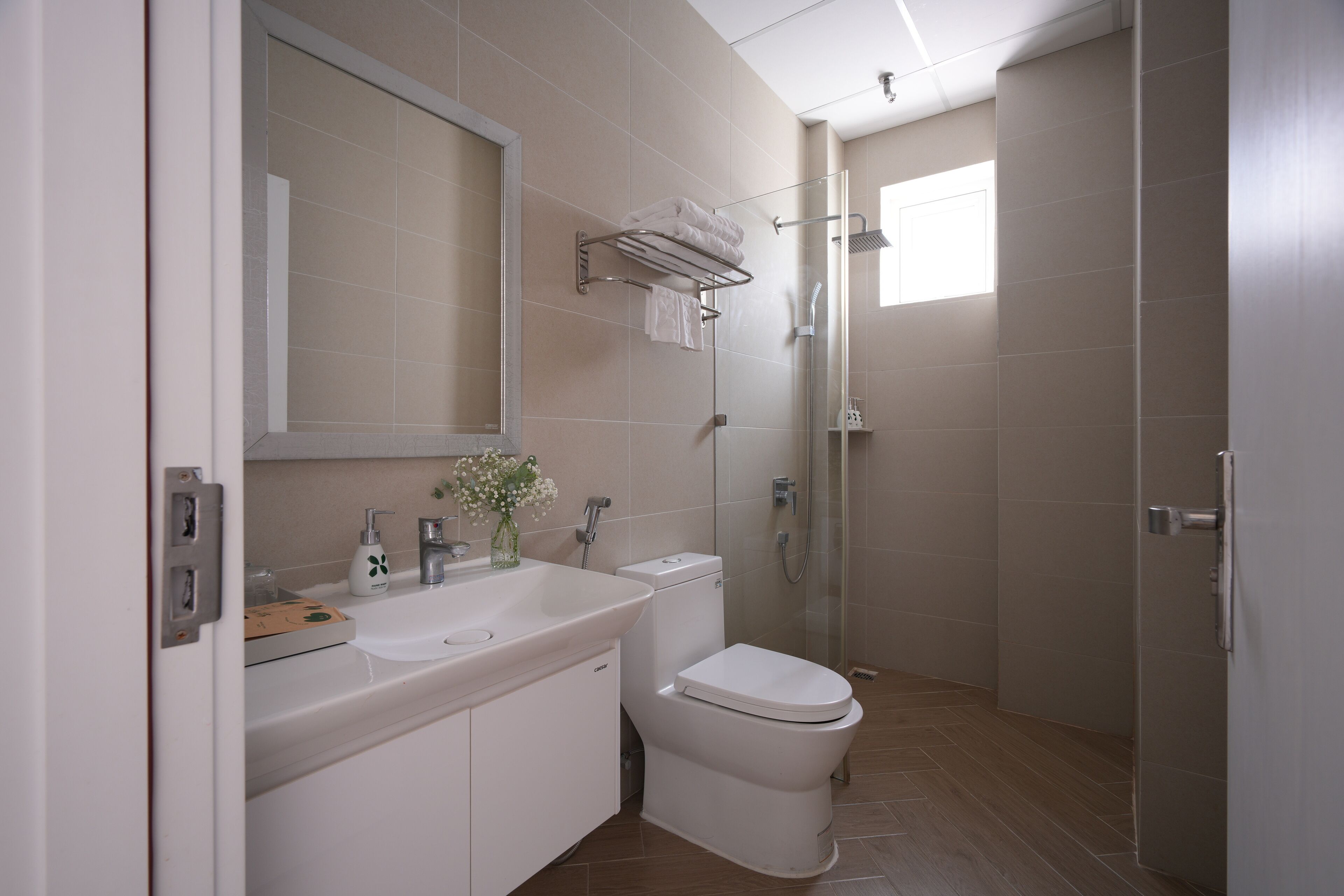 Douche, sèche-cheveux, chaussons, serviettes fournies